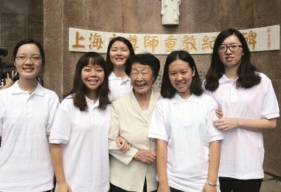 在“上海市尊师重教纪念碑”前，于漪老师与新教师们合影留念