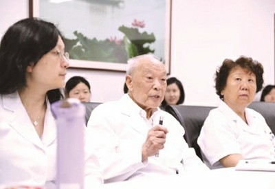 王振义院士正在与青年医生讨论病例分析难题