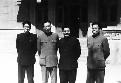 新中国成立后在团中央礼堂前的合影。左起为鲍奕珊(曾任上海地下党中学委员会委员、书记),吴学谦(曾任地下党上海学生运动委员会书记),李琦涛(曾任中共上海学委委员兼中学委书记),钱李仁。 新中国成立后在团中央礼堂前的合影。左起为鲍奕珊(曾任上海地下党中学委员会委员、书记),吴学谦(曾任地下党上海学生运动委员会书记),李琦涛(曾任中共上海学委委员兼中学委书记),钱李仁。