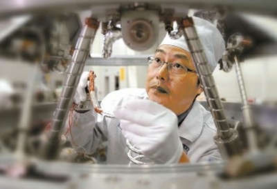 王曙群安装对接机构上的零件