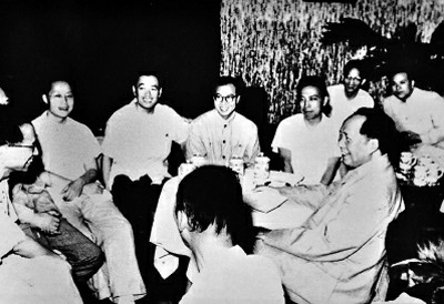 1957年7月，毛泽东与陈铭珊（左五）等上海工商界人士座谈