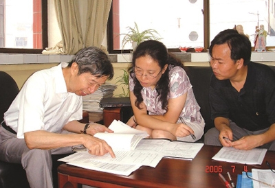 陈俊武（左）与学生刘昱交流业务