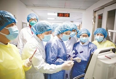护士们在金银潭医院里一起研究呼吸机的用法
