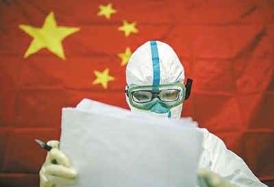 病房隔离区的护士正在整理患者体温信息