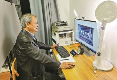 丛杭青教授和他精心布置的直播间 丛杭青教授和他精心布置的直播间