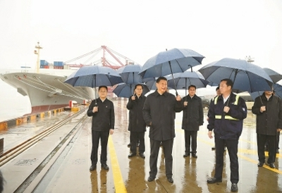 这是3月29日,习近平在宁波舟山港穿山港区2号集装箱泊位,了解港口作业情况 这是3月29日,习近平在宁波舟山港穿山港区2号集装箱泊位,了解港口作业情况