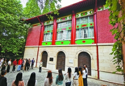 华东政法大学功勋教授徐建在“解放上海第一宿营地”交谊楼门口,给学生讲授上海解放的历史 华东政法大学功勋教授徐建在“解放上海第一宿营地”交谊楼门口,给学生讲授上海解放的历史