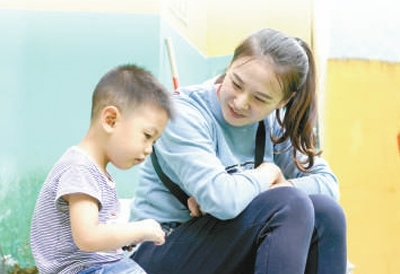 重庆市城口县蓼子乡莲花小学，支教老师和幼儿班的孩子谈心