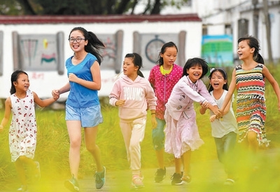 江西省南昌市湾里区罗亭镇曹家村，上坂小学校长涂悠悠送孩子们回家