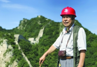 修缮箭扣五年中，程永茂数百次行走在险峻的山脊上，细细打量每一块长城砖石