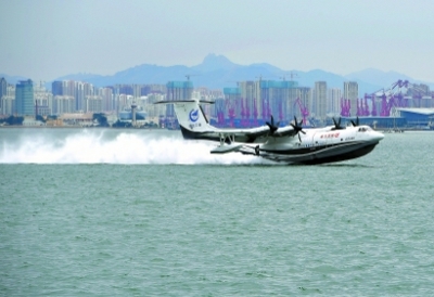 水陆两栖飞机AG600在海面滑行