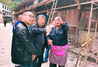 杨贵庆在和当地干部、村民交流房屋改建方案 杨贵庆在和当地干部、村民交流房屋改建方案