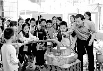 易增加在学校闽南文化体验区，现场演示传统磨豆浆