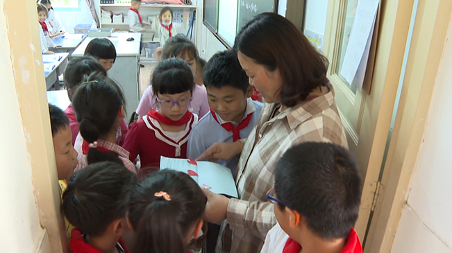 爱的传递！受资助女老师工作后助学28年